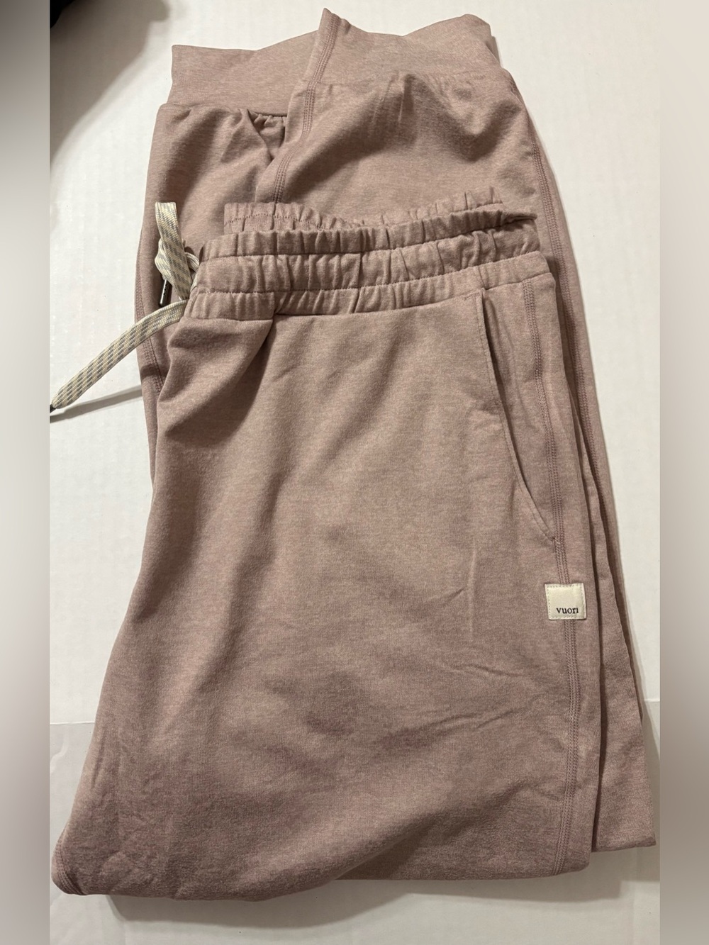 NWOT new vuori performance joggers tan heather color. Women’s Medium